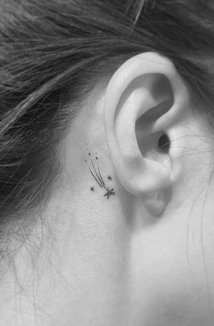 tatuaż za uchem