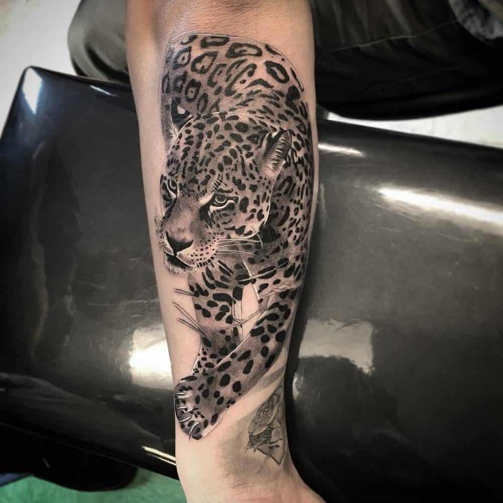 Jaguar na przedramieniu – wzory tatuażu (3)