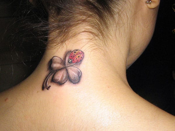 Mała koniczyna przy karku Mały tatuaż koniczyny przy karku